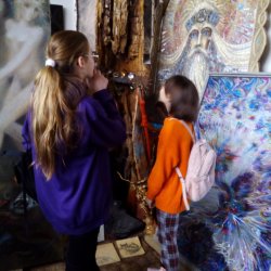 Учащиеся художественного отделения на экскурсии в мастерской пермского художника Сёмочкина - декабрь 2018 года