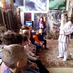 Учащиеся художественного отделения на экскурсии в мастерской пермского художника Сёмочкина - декабрь 2018 года